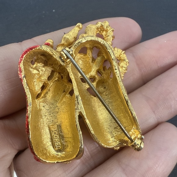 Christmas Slippers w Gifts Enamel COREL Vintage Gold Brooch Pin - Picture 7 of 14